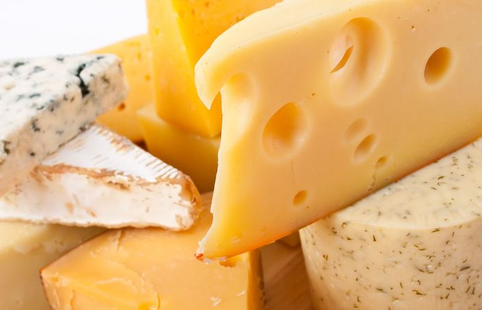 plateau de differents types de fromages