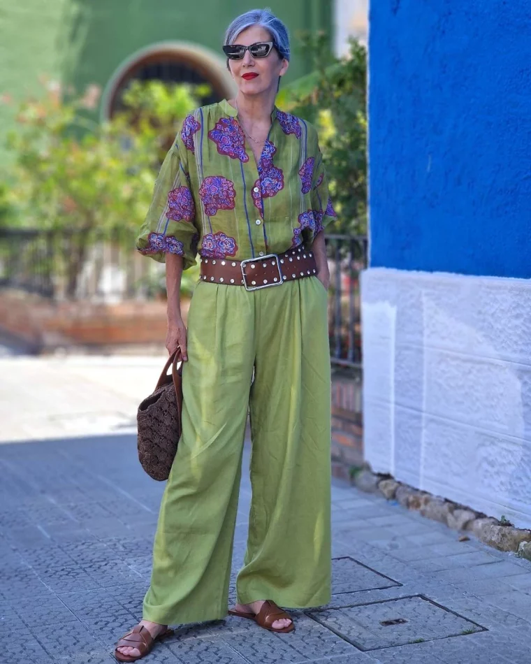 quelles sont les couleurs pour un style boheme chic tendances mode femme 50 ans en pantalon vert