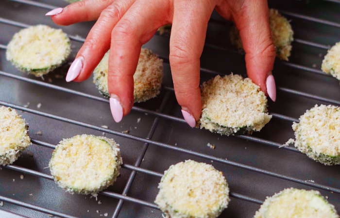 ranger les courgettes sur une grille de paque de cuisson courgettes gratinées au four simples a faire