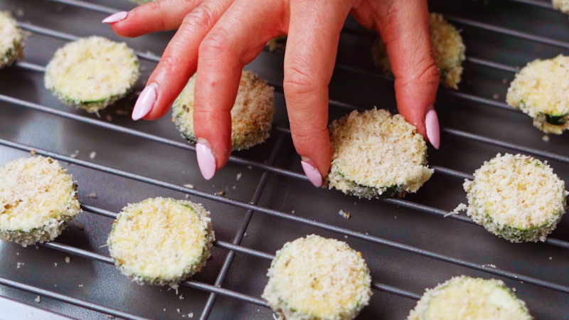 ranger les courgettes sur une grille de paque de cuisson courgettes gratinées au four simples a faire