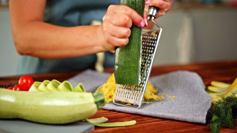 raper une courgette pour les croquettes