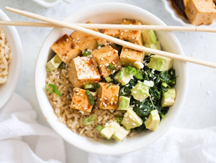 recette avec tofu grille riz cesa,e et avocats dans un petit bol