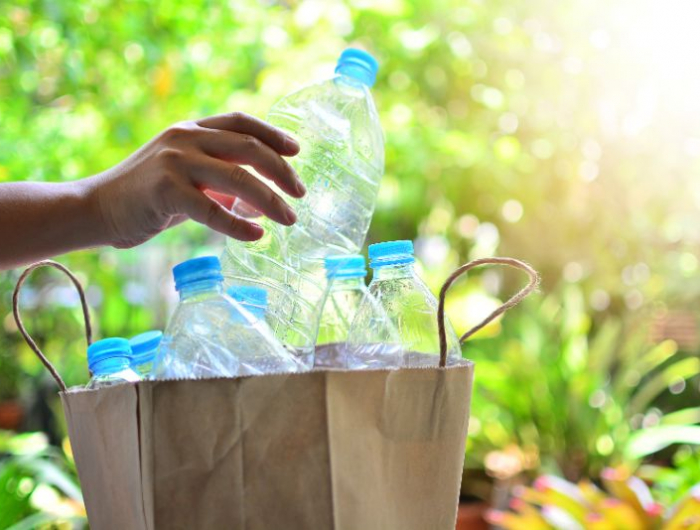 recyclage de bouteilles d eau pour créer un système goutte à goutte arrosage jardin