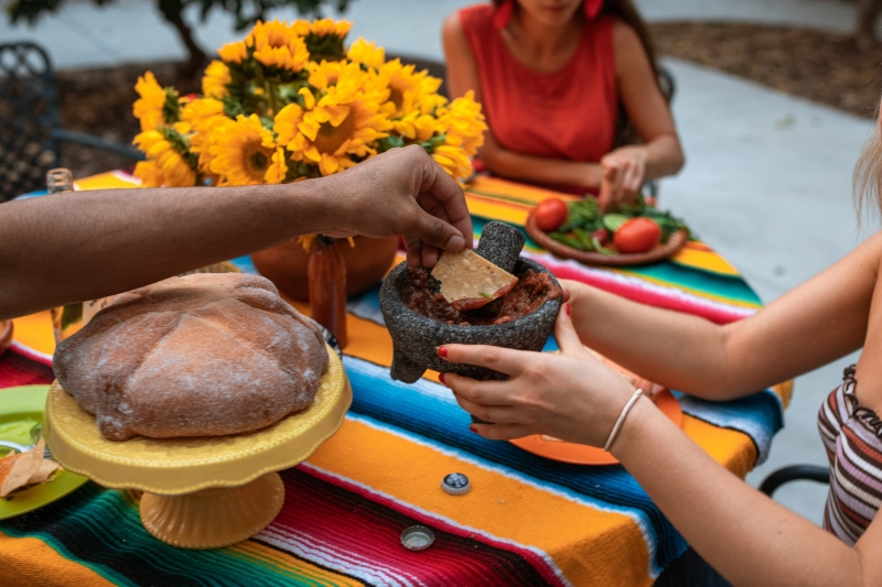 repas famille cuisine mexicaine plat traditionnel pain maison