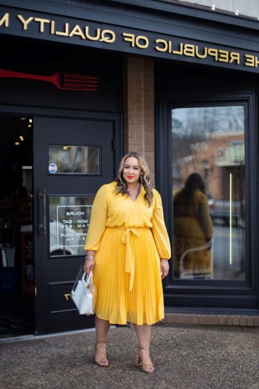 robe coupe amincissante robe jaune femme ronde photo dans la rue