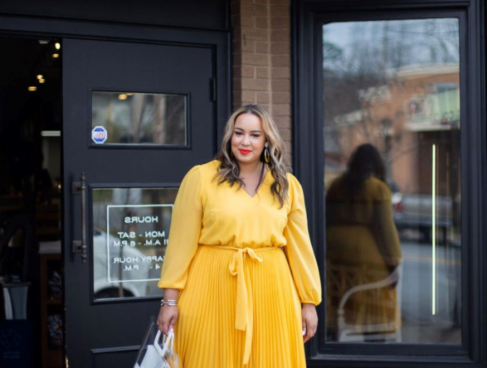 robe coupe amincissante robe jaune femme ronde photo dans la rue
