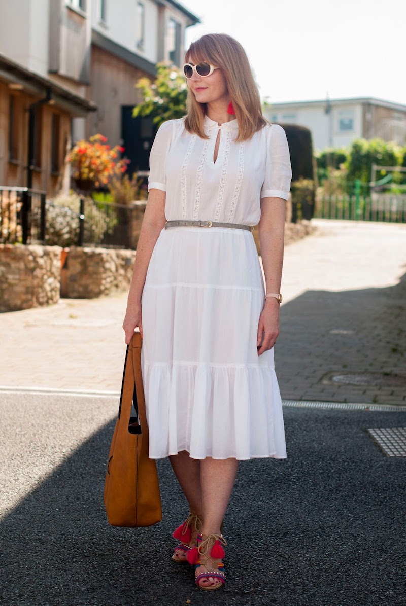 robe femme 50 ans moderne style boheme chic en blanc idée tenue de tous les jours élégant