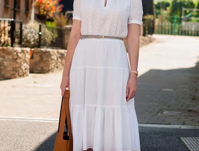 robe femme 50 ans moderne style boheme chic en blanc idée tenue de tous les jours élégant