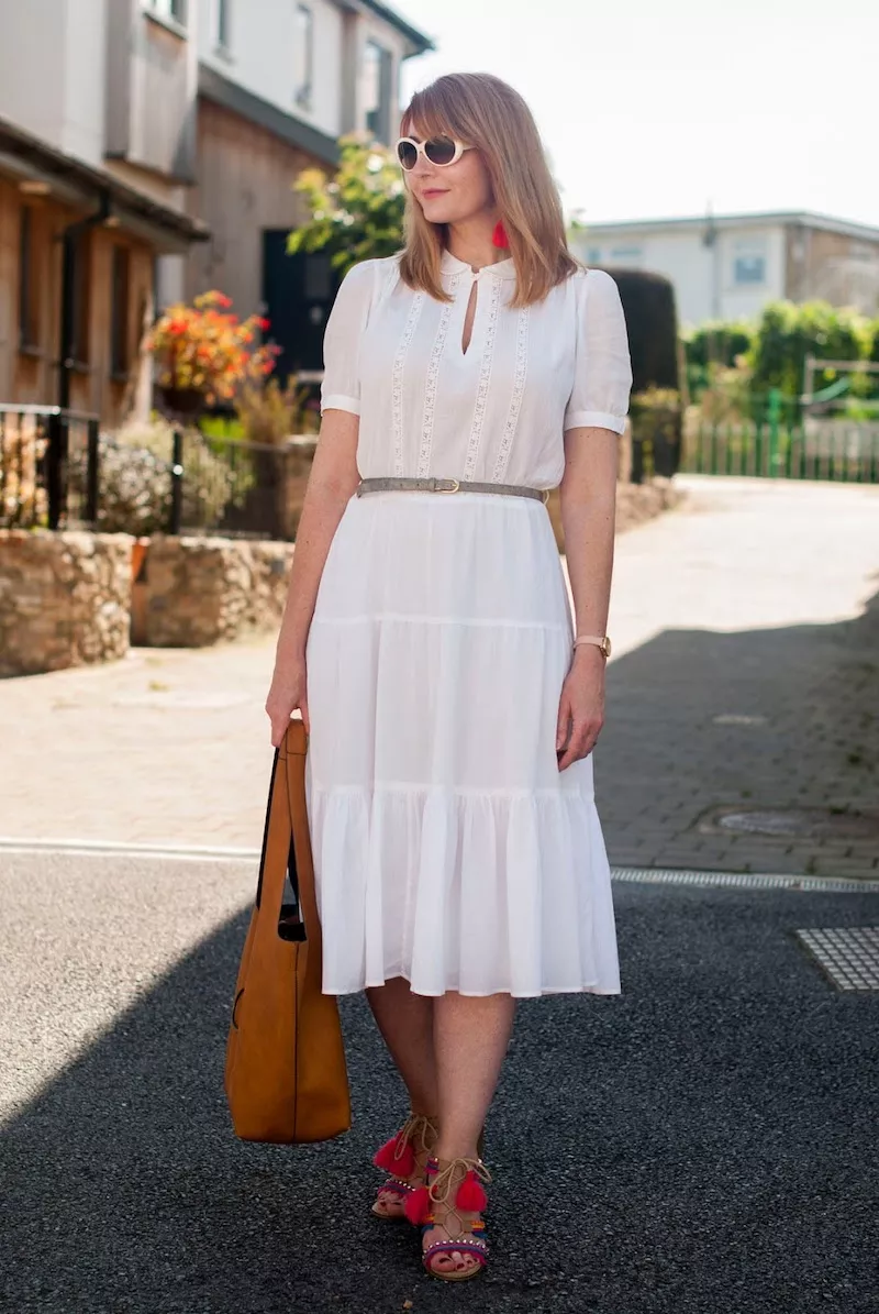 robe femme 50 ans moderne style boheme chic en blanc idée tenue de tous les jours élégant