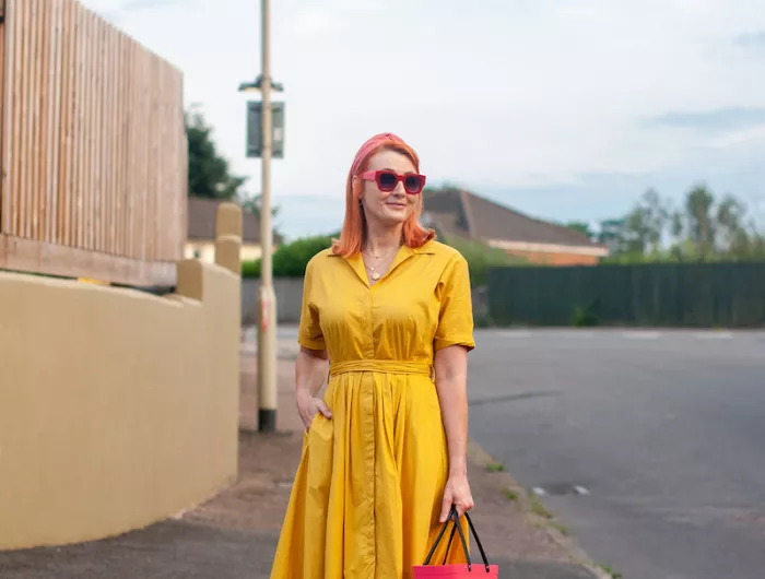 robe vintage tenue elegante look femme 50 ans moderne couleur jaune moutarde