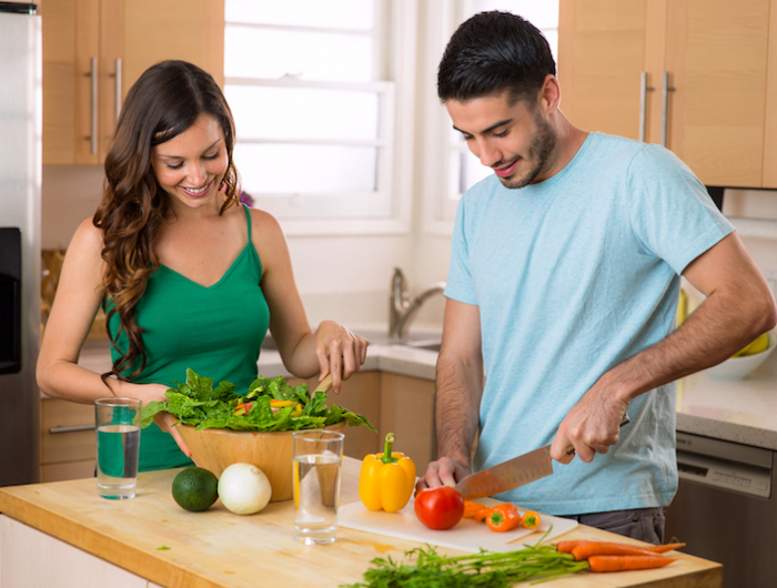 salade froide rapide et simple couple qui cuisine lhomme coupe un piment