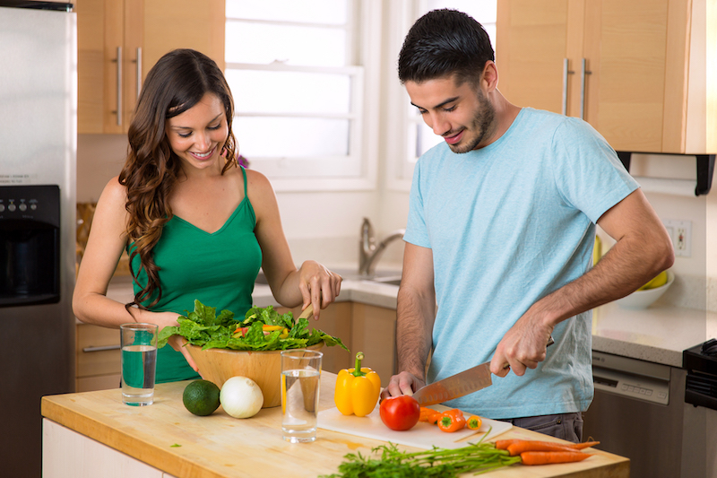 salade froide rapide et simple couple qui cuisine lhomme coupe un piment
