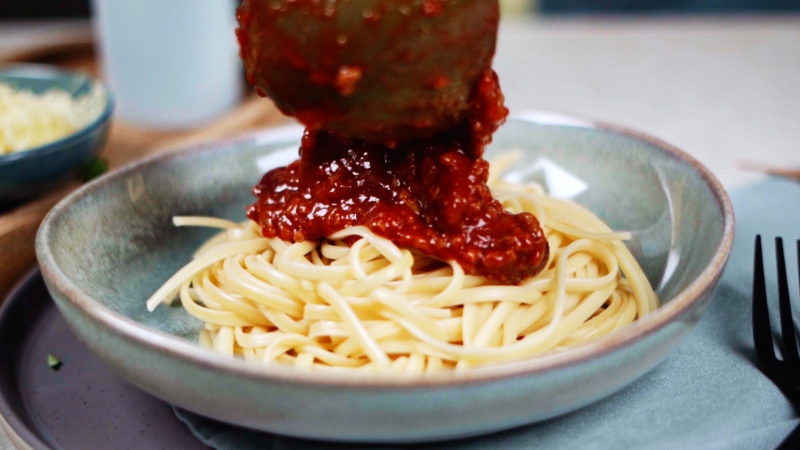 sauce viande et tomates epices paprika assiette ronde