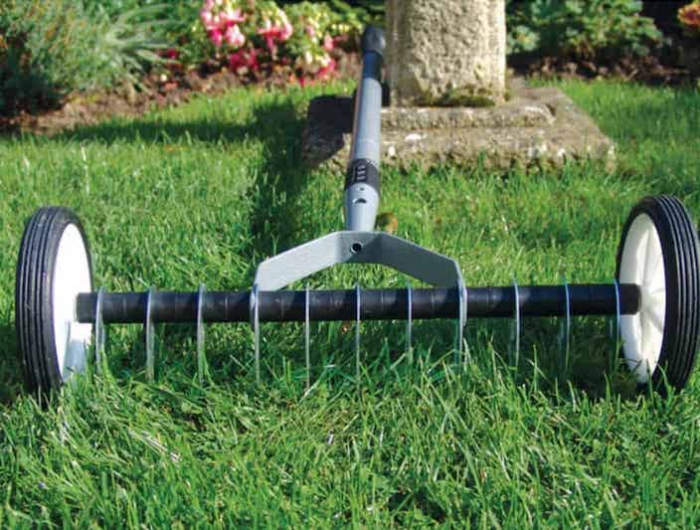 scarification de la pelouse en prevention du janissement un outil sur une pelouse verte