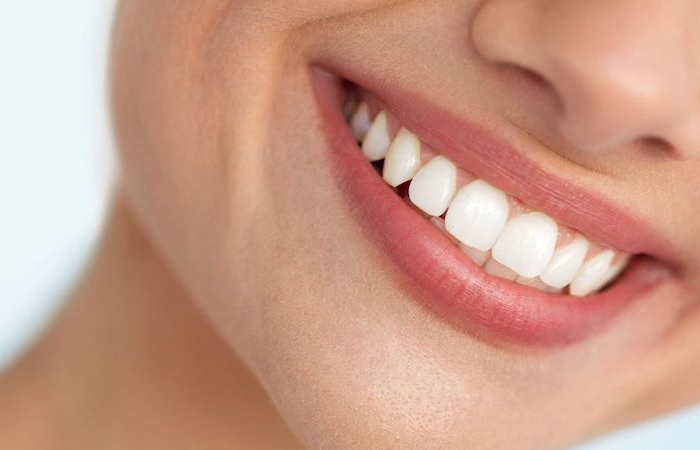 se blanchir les dents naturellement et rapidement sourire de femme aux dents blanches