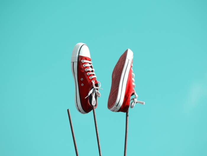 sechage sneakers blanc et rouge air libre nettoyage baskets