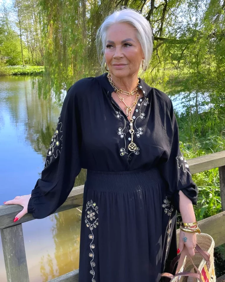 style boheme chic a 60 ans robe noire longue et fluide