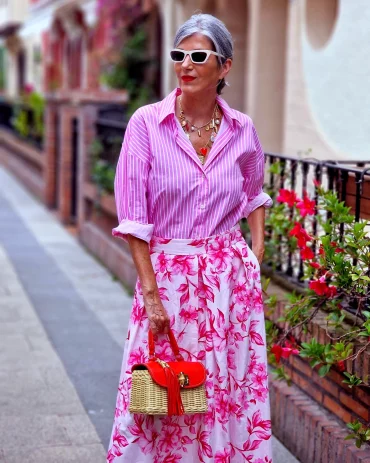 style boheme chic pour femme de 50 ans jupe et chemise rose