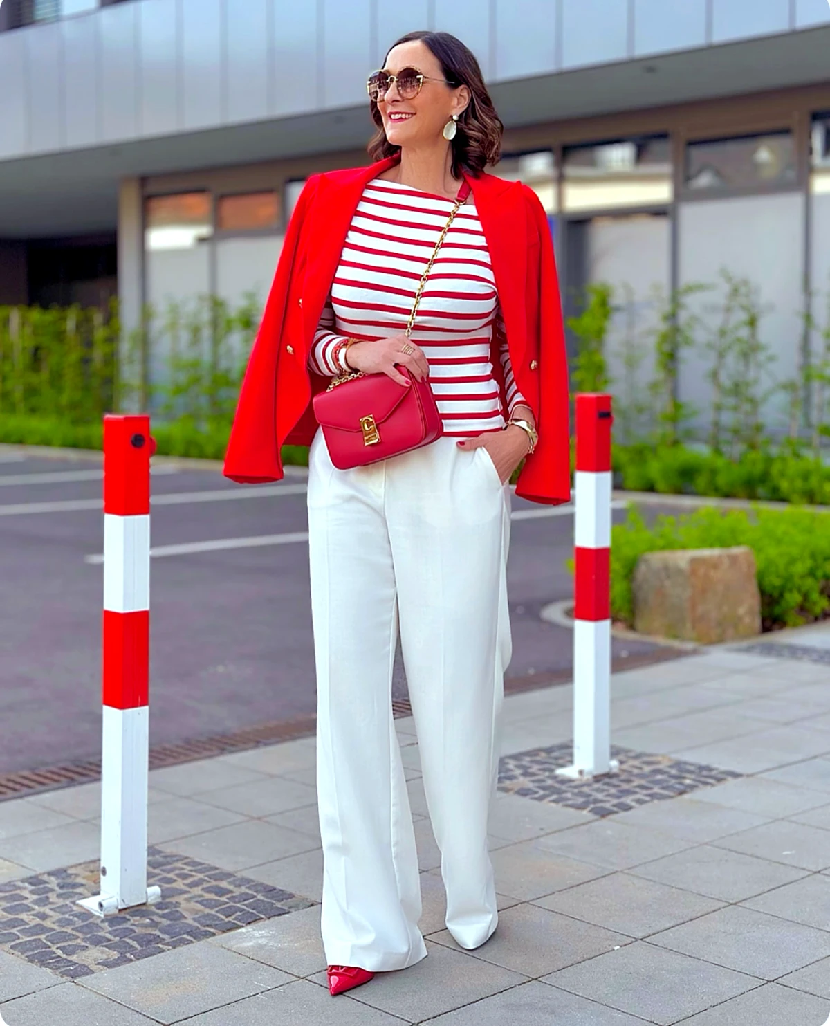 tendance mode femme 5o ans mariniere rouge avec veste et sac rouge