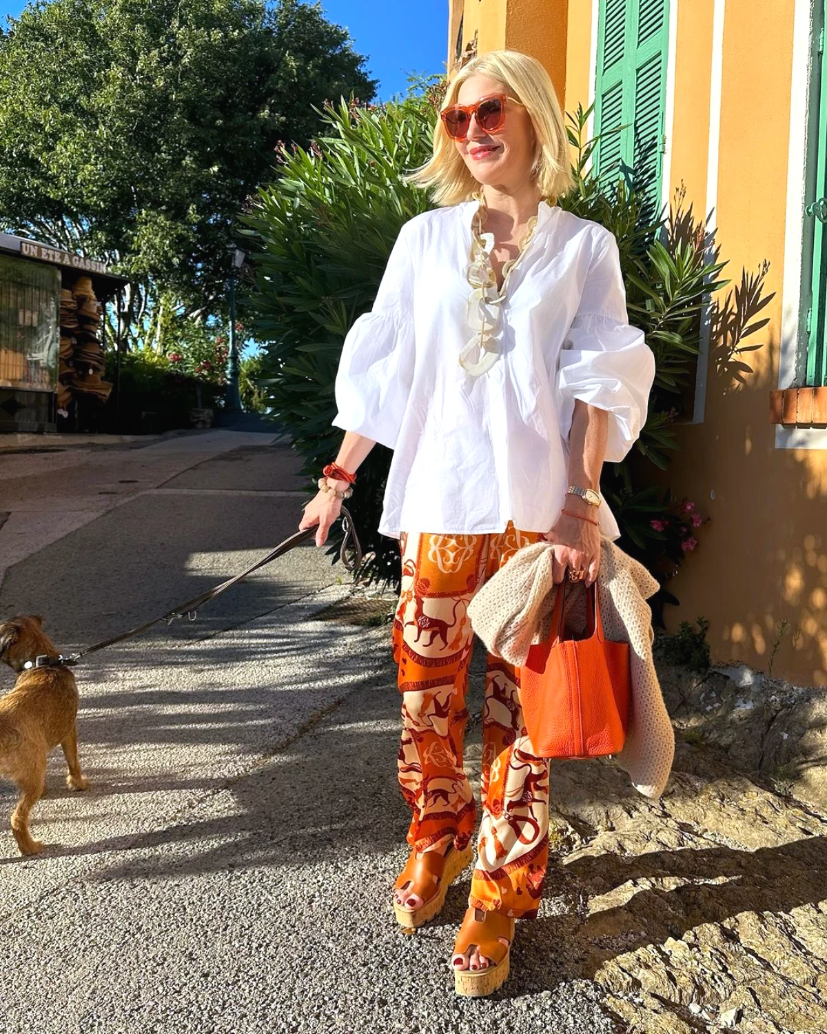 tenue boheme chic en pantalon blouse blanche mode femme 50 ans