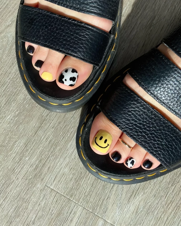 vernis blanc noir nail art motifs animaliers dessin facile emoji sourire jaune