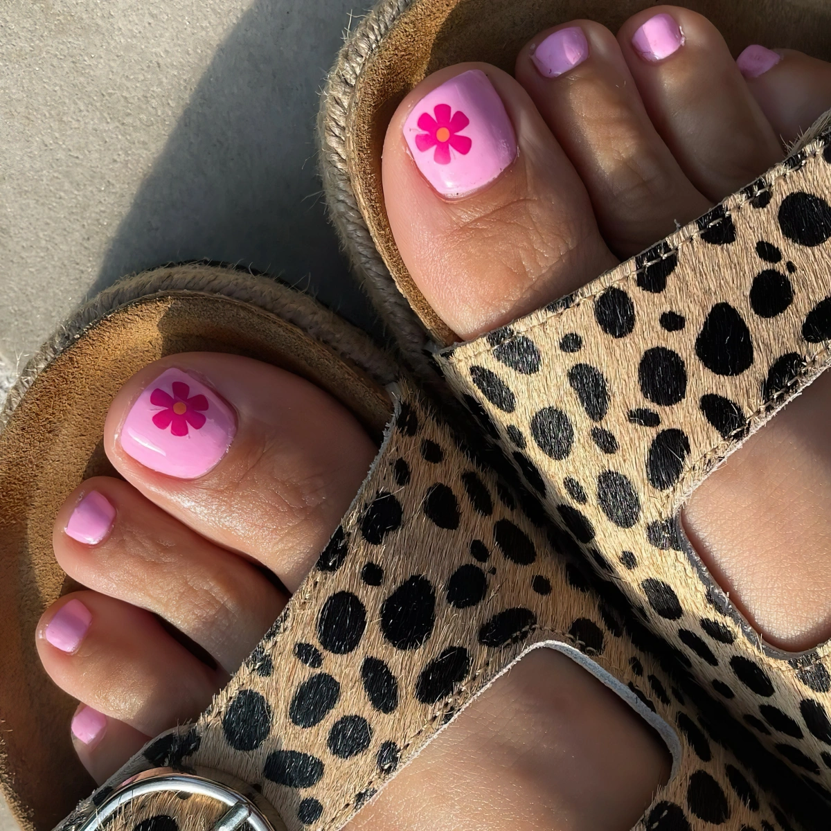 vernis rose dessin fleur fuschia nail art sur un seul ongle sandales motifs animaliers