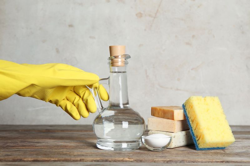 vinagire blanc et eau savoneuse pour nettoyage