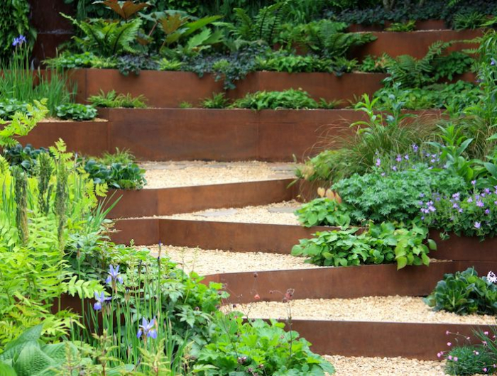 vivace couvre sol longue floraison jardin escalier avec du gravier et plantes vertes