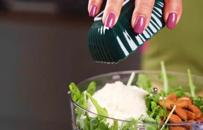 ajouter du parmesan rapé à la roquette et aux amandes idée recette simple salade fraicheur