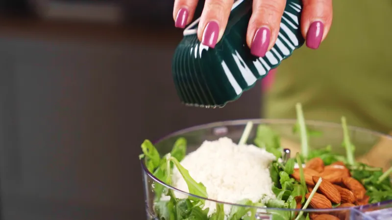 ajouter du parmesan rapé à la roquette et aux amandes idée recette simple salade fraicheur