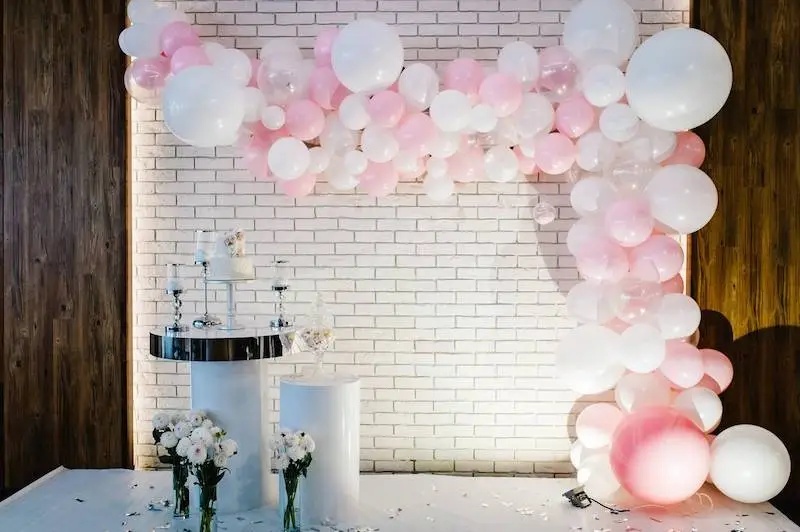 anniversaire reussie themes deco rose et blanc sur mur de fond blanc