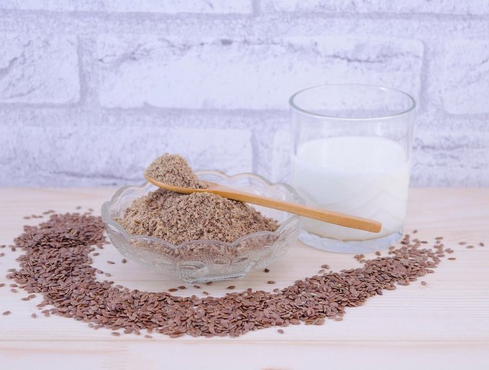 avantages de la graine de lin cuillere de graine de lin avec verre de lait