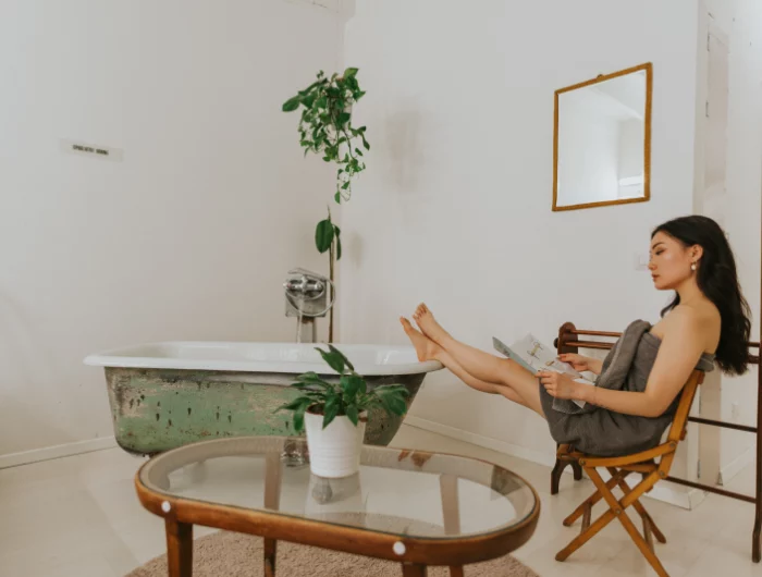 baignoire vintage deco chambre avec baignoire table basse bois et verre