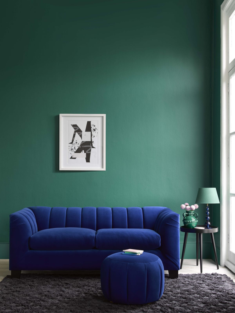 batch un mur vert sauge et un canape blue canrad et tapis gris