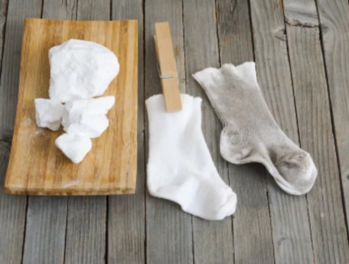 blanchir des chaussettes aved du bicarbonate chaussettes sales et propre et du soude sur une plance en bois