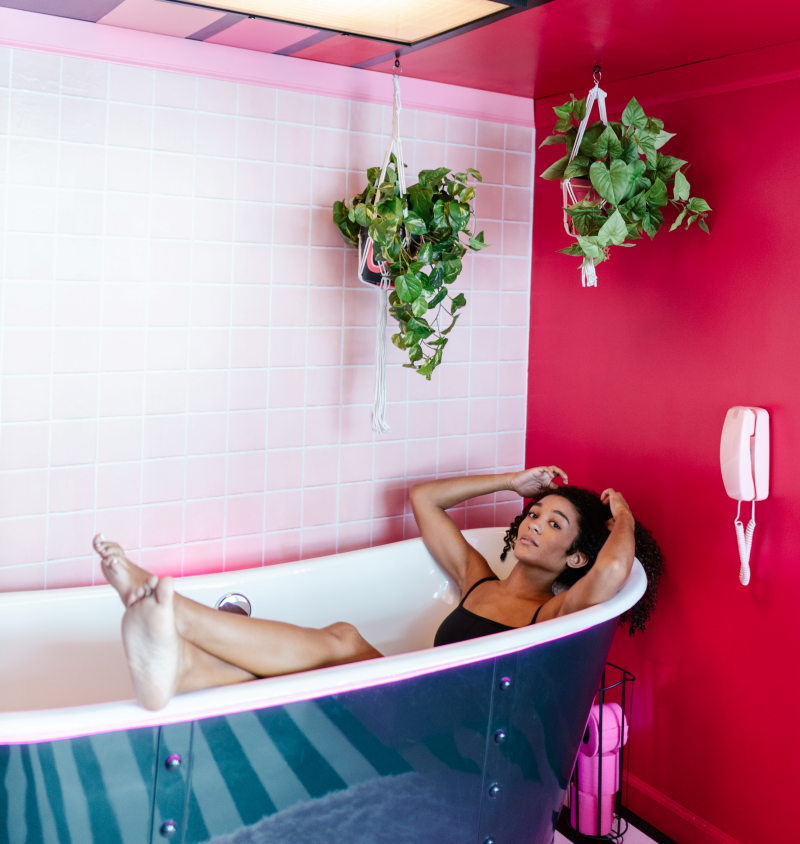 carrelage salle de bain plafond rose plante suspendue baignoire bleue autoportante