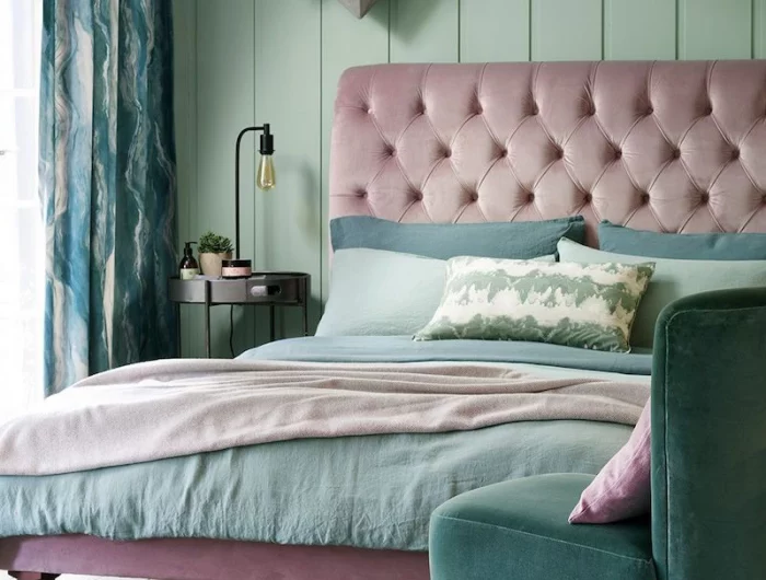 chambre couelur vert sauge avec un lit rose
