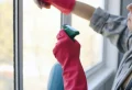 Nettoyer les vitres sans traces au soleil : techniques et produits à utiliser