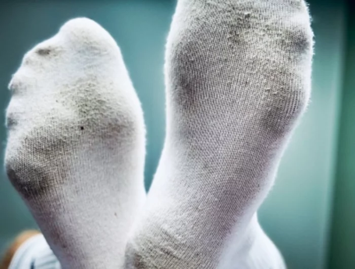 comment blanchir des chaussettes chaussetes blanches sales sur des pieds