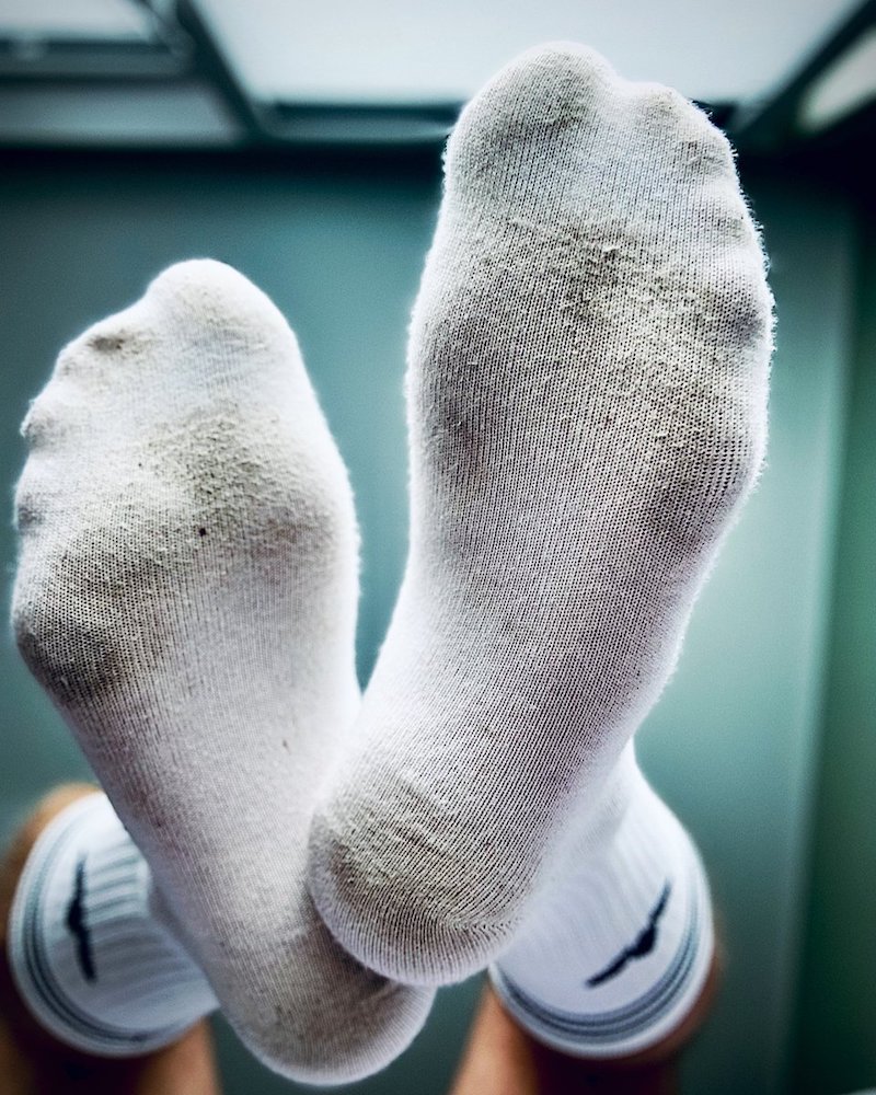 comment blanchir des chaussettes chaussetes blanches sales sur des pieds