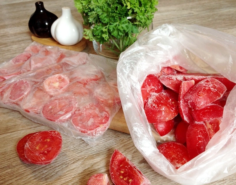 comment congeler des tomates tomates coupees et congelees sac de congelations coriandre sel et poivre sur une table ne bois