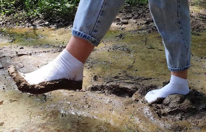 comment faire blanchir des chaussettes fes pieds marchant dans des la boues chaussures sales