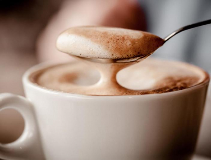 comment faire un frappe glace grec tasse de cafe avec mousse epaisse