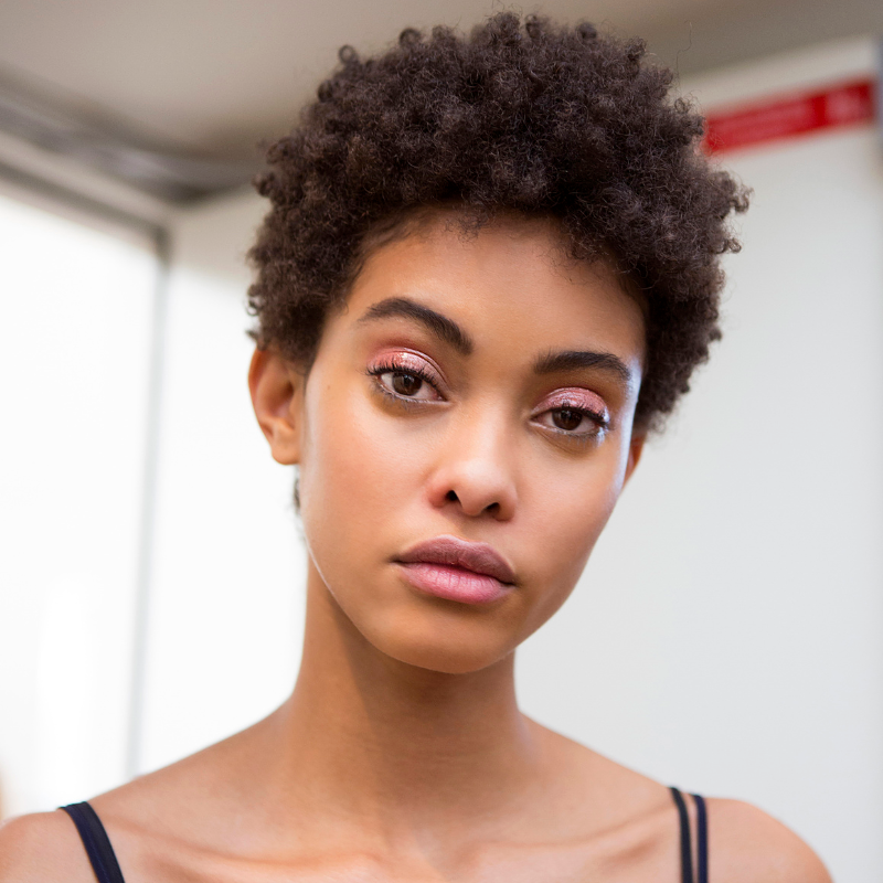 How to wear a short-haired woman with a great afro haircut