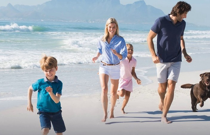 comment se procurer de liode famille avec un chien au bord de la mer