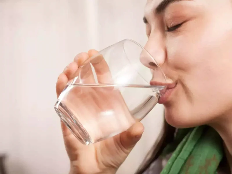 comment soigner une mauvaise digestion naturellement une femme qui boit de l'eau