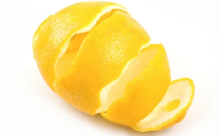 comment utiliser la peau du citron un zeste de citron jaune sur un fond blanc