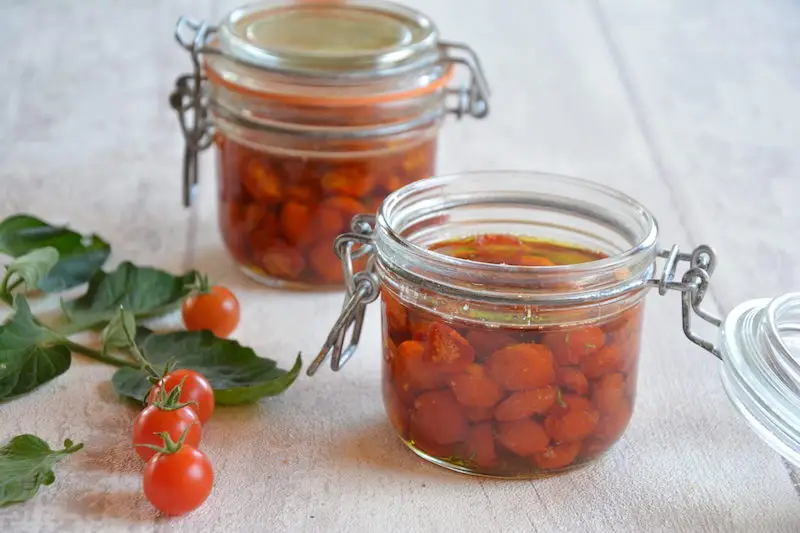 conserver les tomates cerises tomates cerises conservees dans 2 bocaux