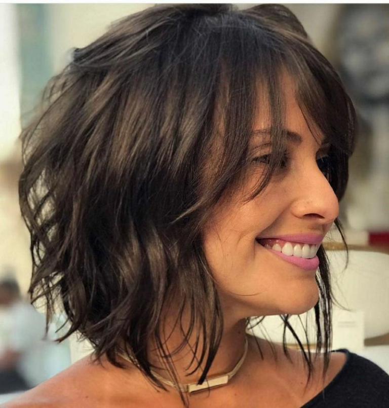 Coupe de cheveux fins et plats, sans volume, rajeunissant une femme de 50 ans