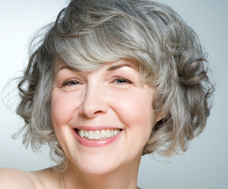 Coupe de cheveux fins et plats, sans volume, rajeunissant une femme de